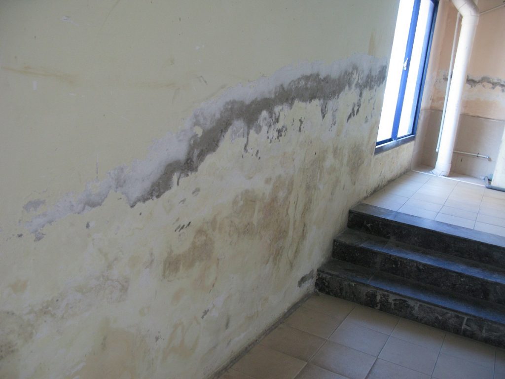 tường nhà bong, nhiều vết nứt